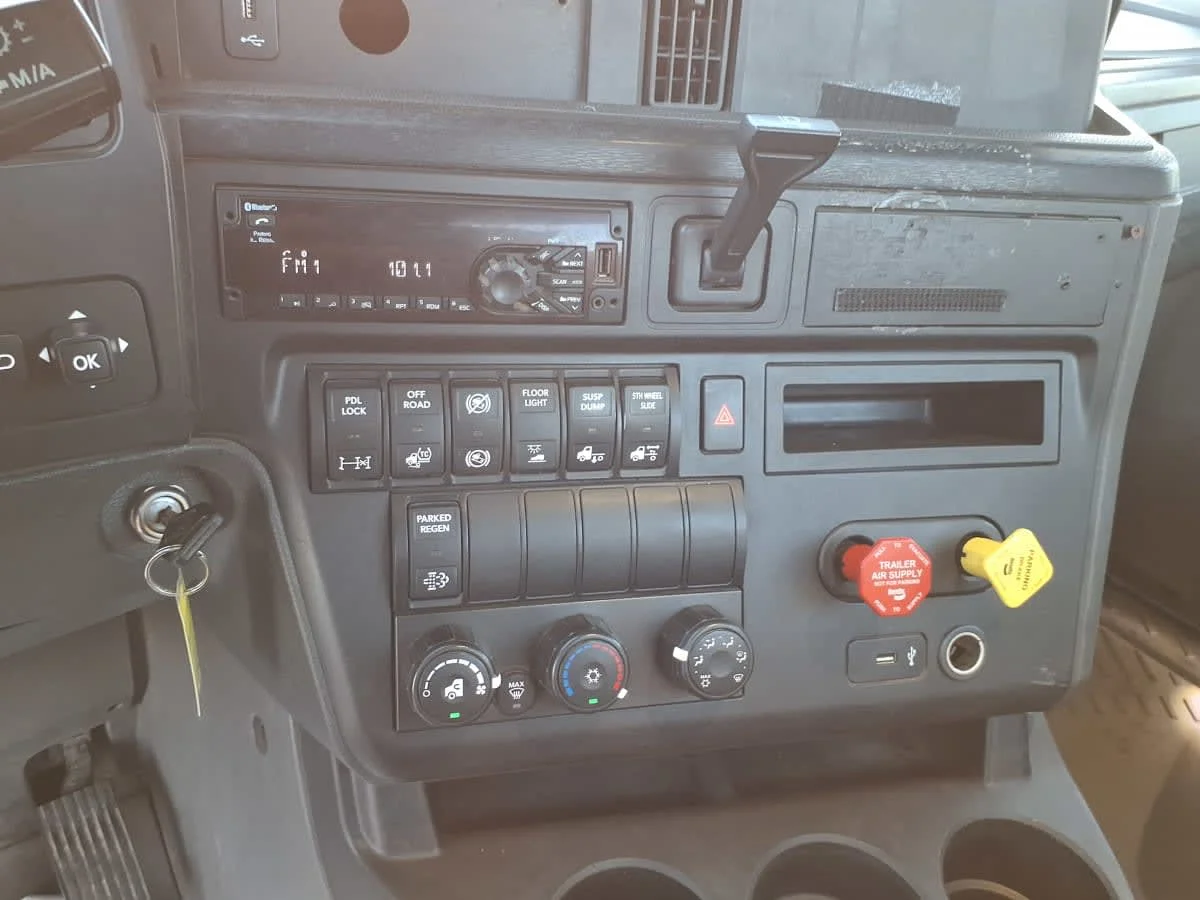 2019 International LT - image 9