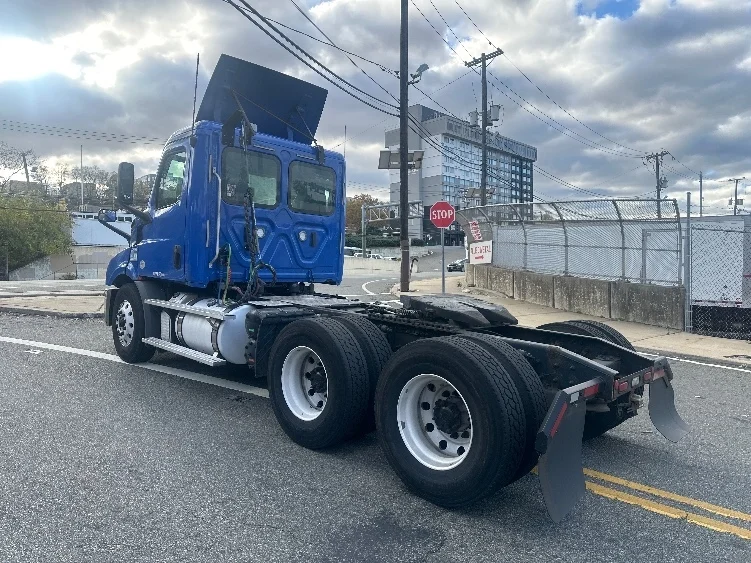 2019 Freightliner Cascadia in North Bergen, NJ — photo 5