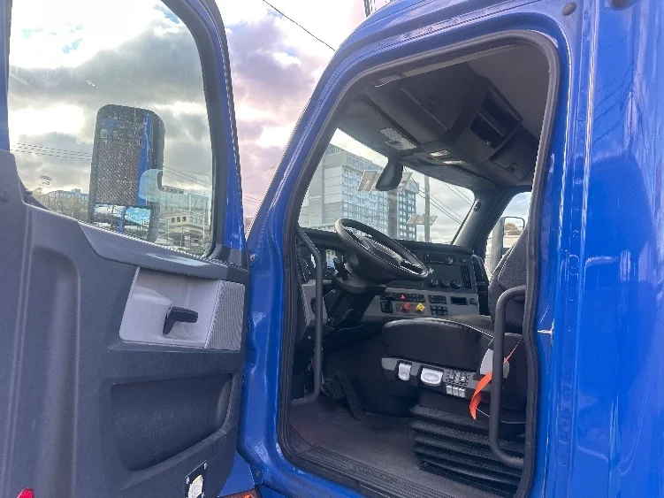 2019 Freightliner Cascadia in North Bergen, NJ — photo 9