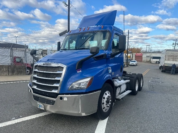 2019 Freightliner Cascadia in North Bergen, NJ — photo 3
