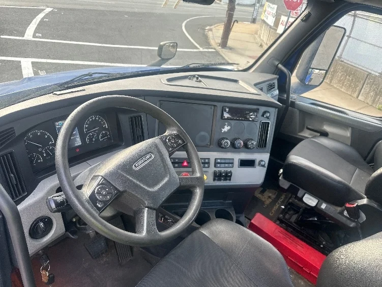 2019 Freightliner Cascadia in North Bergen, NJ — photo 10