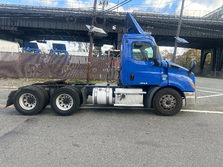 2019 Freightliner Cascadia in North Bergen, NJ — photo 8