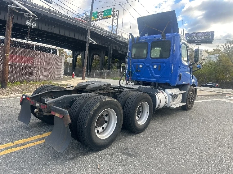 2019 Freightliner Cascadia in North Bergen, NJ — photo 7