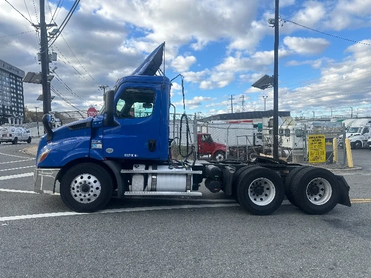 2019 Freightliner Cascadia in North Bergen, NJ — photo 4
