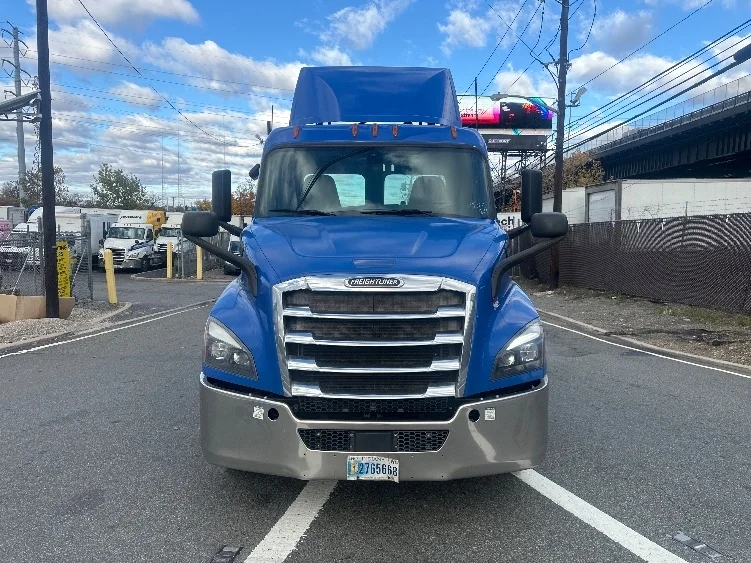 2019 Freightliner Cascadia in North Bergen, NJ — photo 2