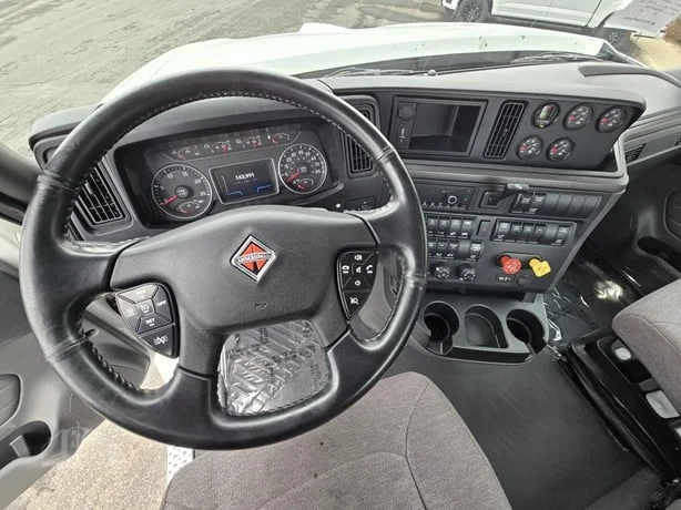 2025 International HX - image 22