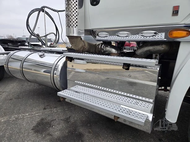 2025 International HX - image 13