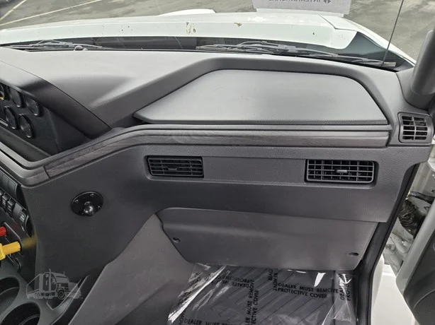 2025 International HX - image 31