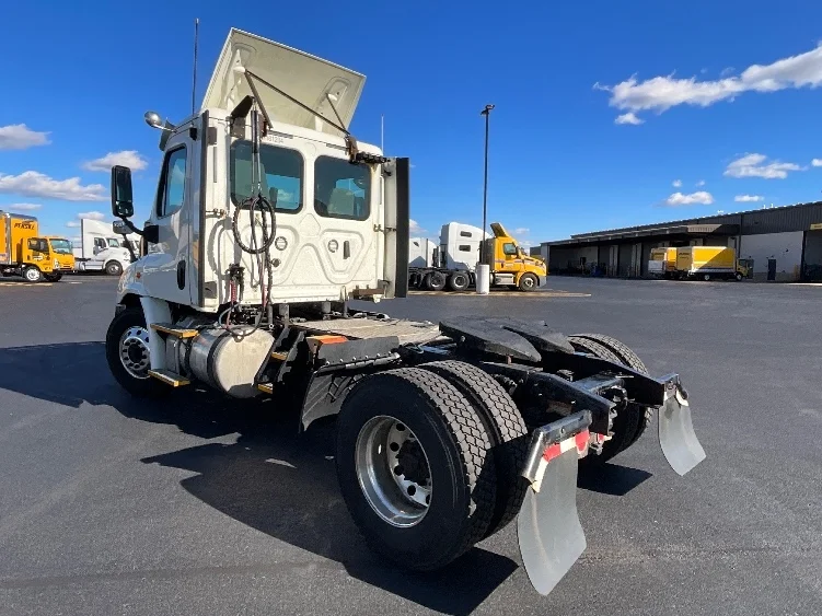 2018 Freightliner Cascadia in La Porte, IN — photo 5