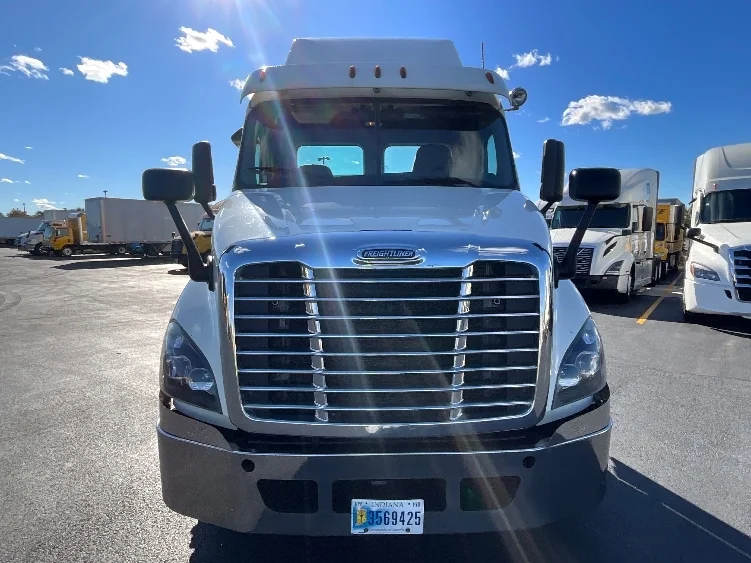 2018 Freightliner Cascadia in La Porte, IN — photo 2