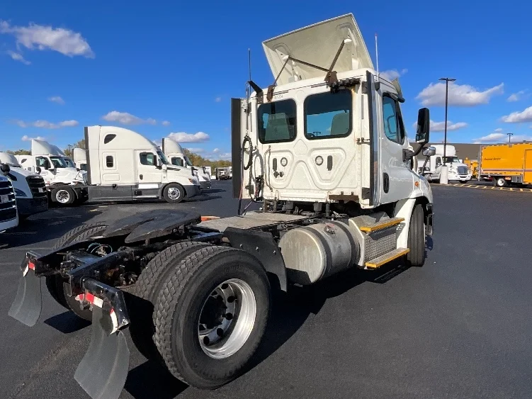 2018 Freightliner Cascadia in La Porte, IN — photo 7