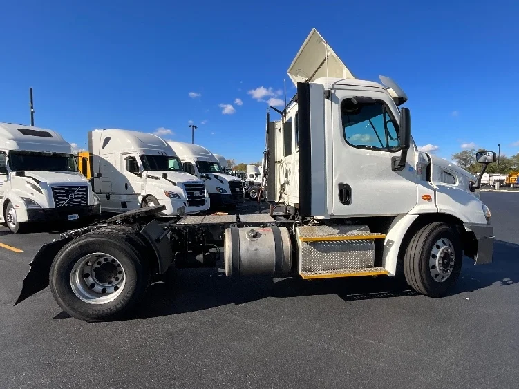 2018 Freightliner Cascadia in La Porte, IN — photo 8