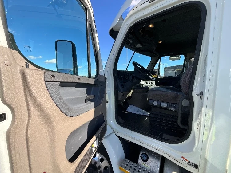 2018 Freightliner Cascadia in La Porte, IN — photo 9