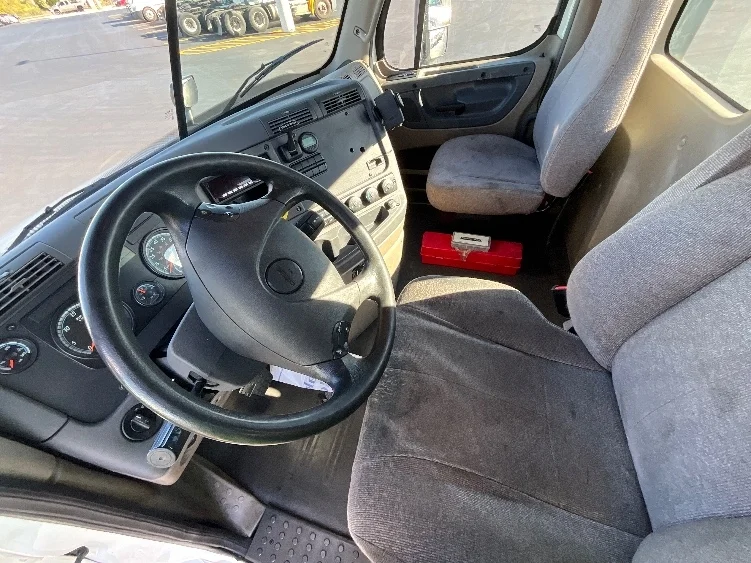 2018 Freightliner Cascadia in La Porte, IN — photo 10