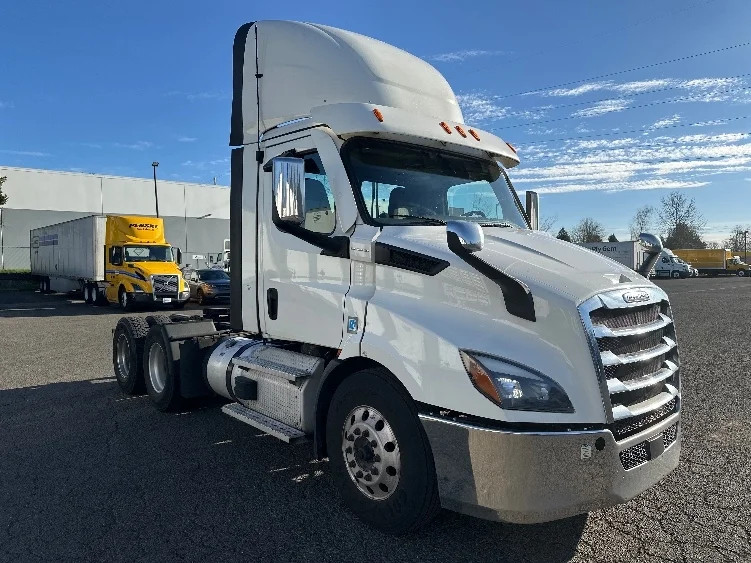 2021 Freightliner Cascadia in Clackamas, OR