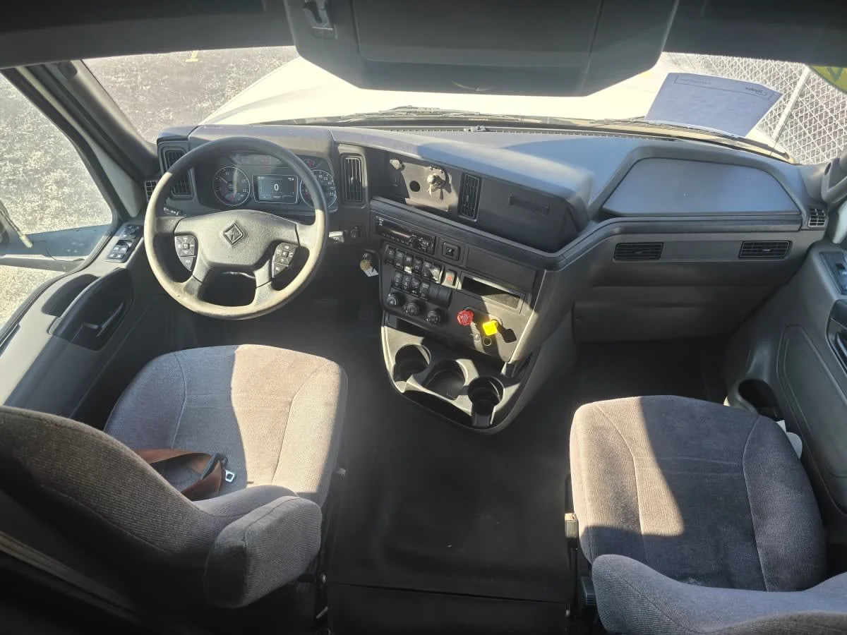 2020 International LT - image 7