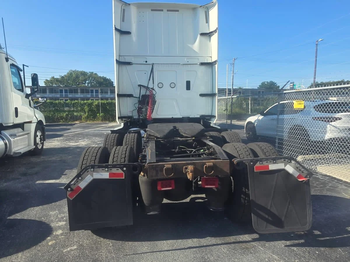 2020 International LT - image 5