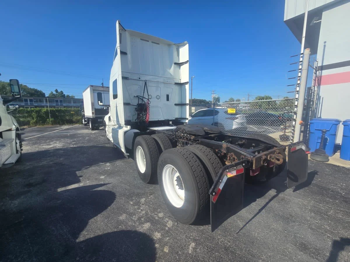 2020 International LT - image 4