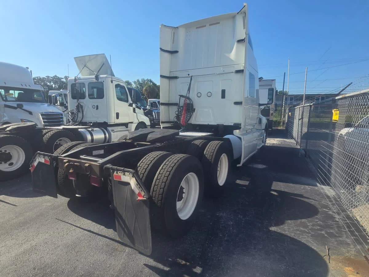 2020 International LT - image 6