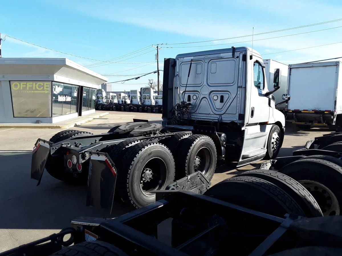 2019 Freightliner Cascadia in Dallas, TX — photo 4