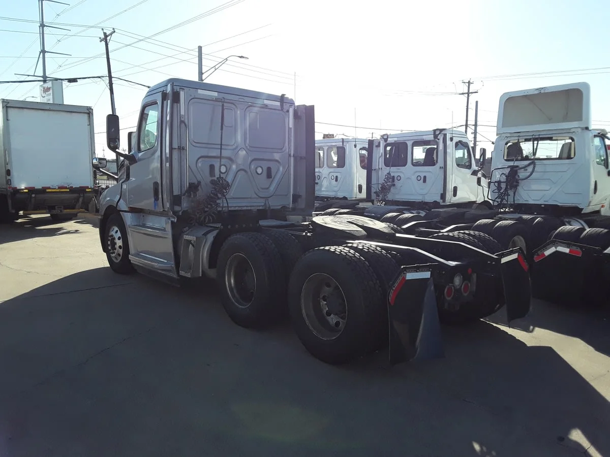 2019 Freightliner Cascadia in Dallas, TX — photo 6