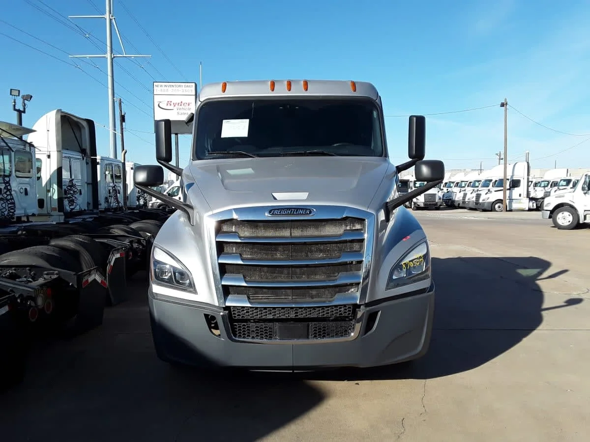 2019 Freightliner Cascadia in Dallas, TX — photo 2