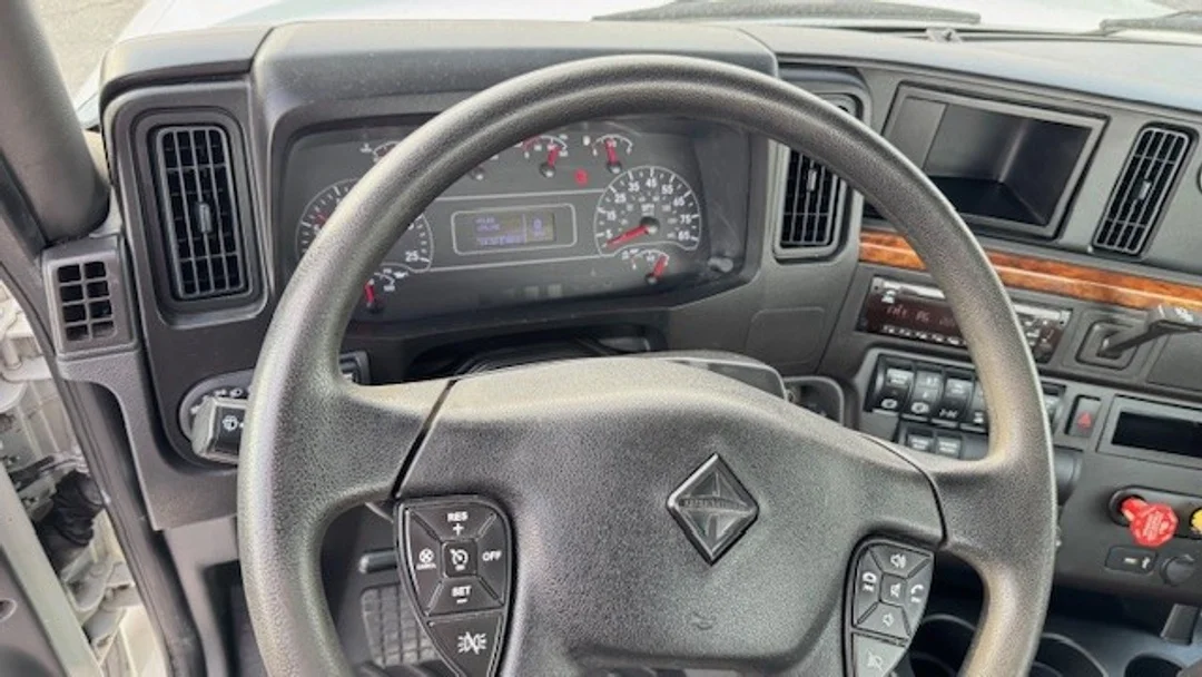 2018 International LT - image 3