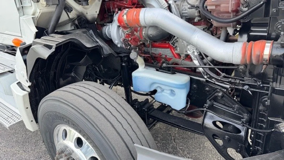 2018 International LT - image 14