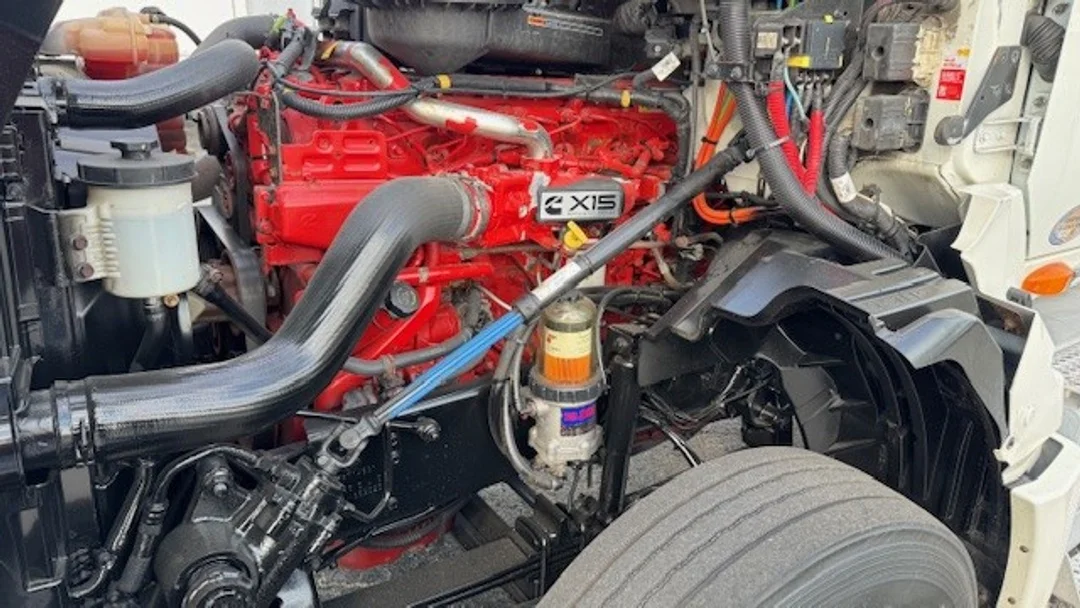 2018 International LT - image 13