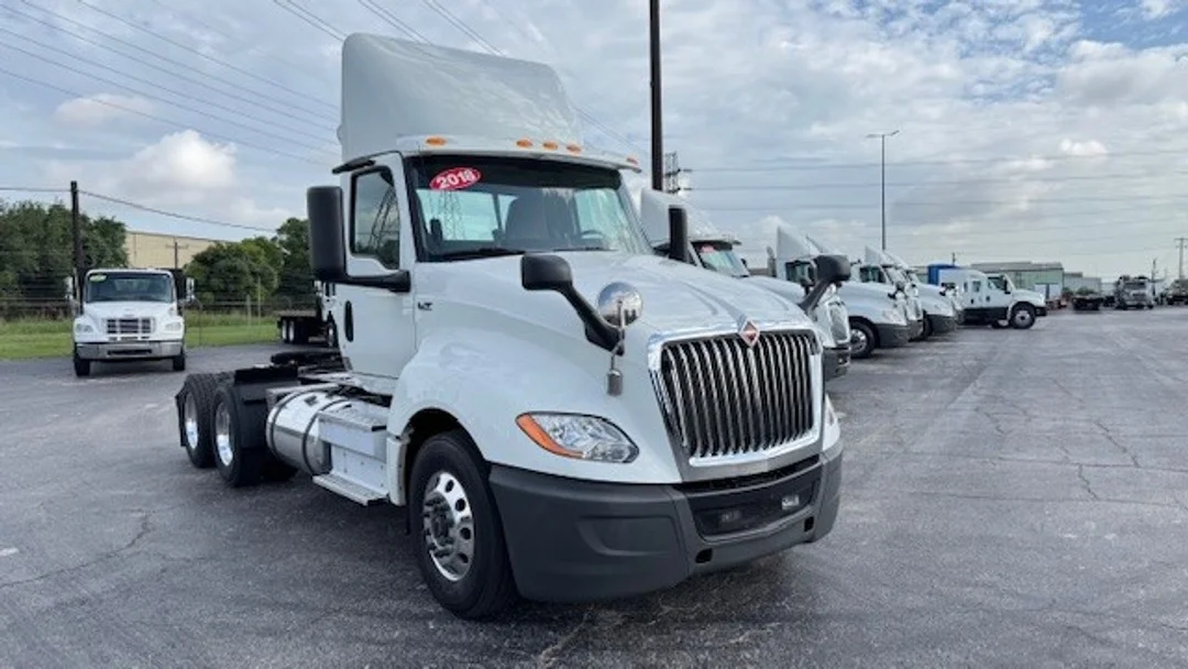 2018 International LT - image 2