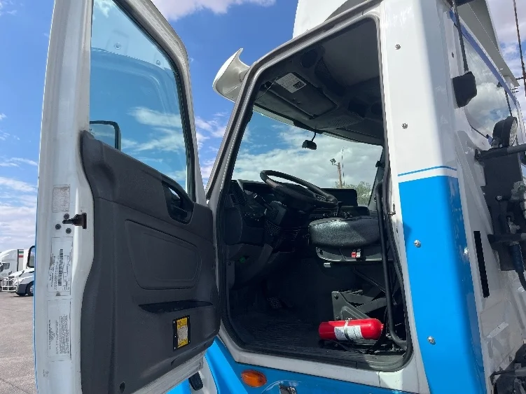 2019 International LT - image 9