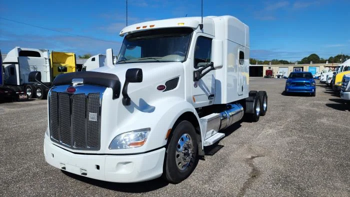 2022 Peterbilt 579 - image 2