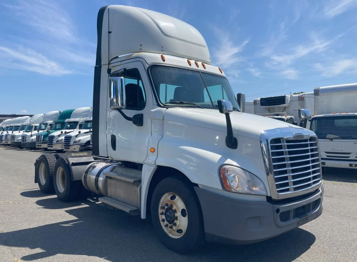 2020 Freightliner Cascadia in Springfield, MA — photo 3