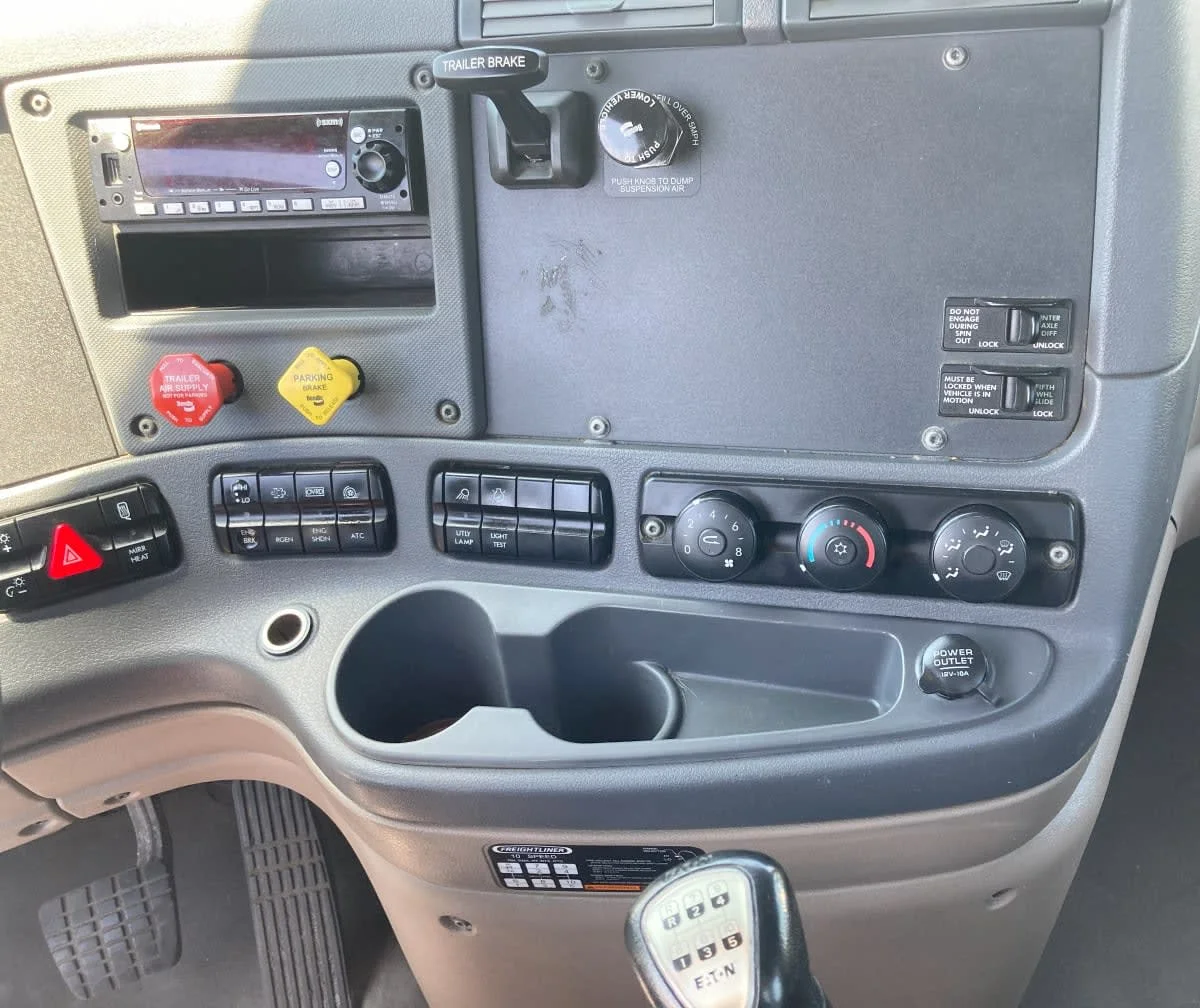 2020 Freightliner Cascadia in Springfield, MA — photo 11