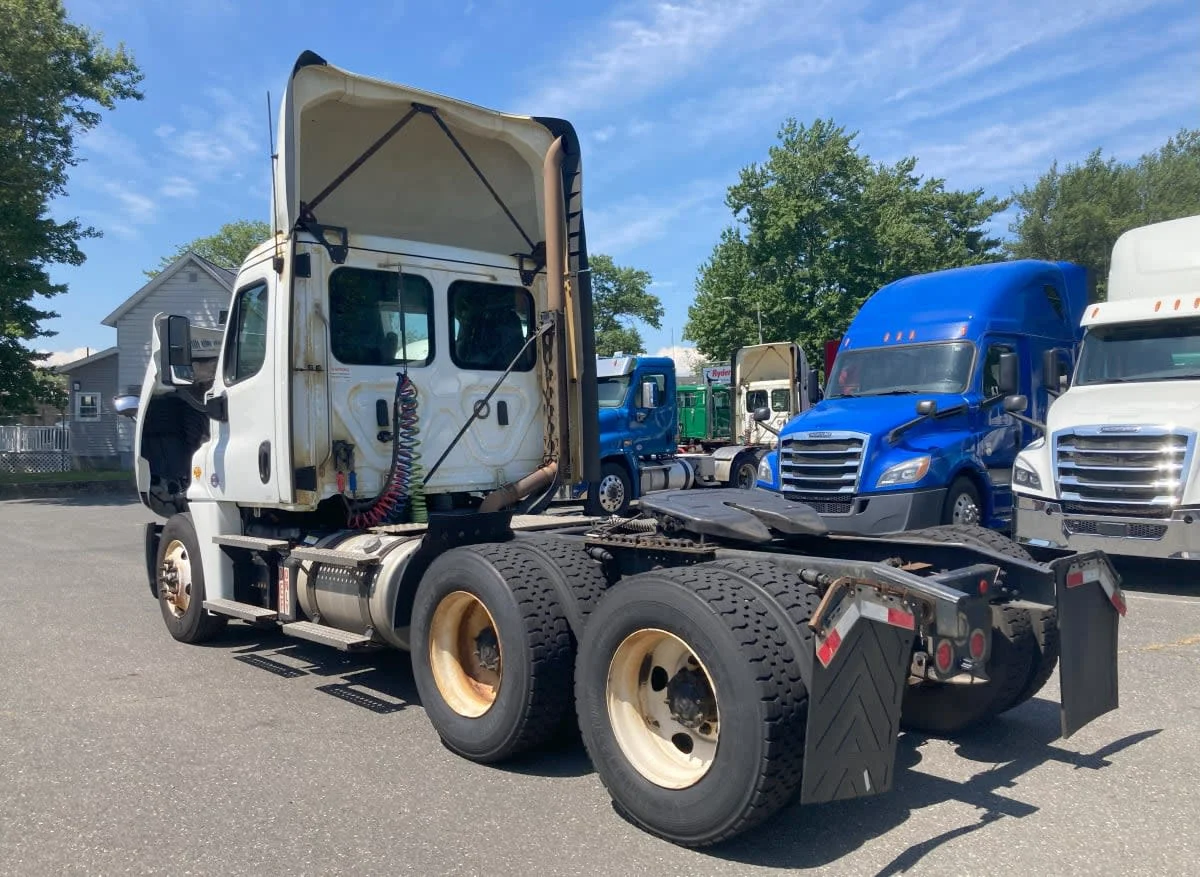 2020 Freightliner Cascadia in Springfield, MA — photo 6