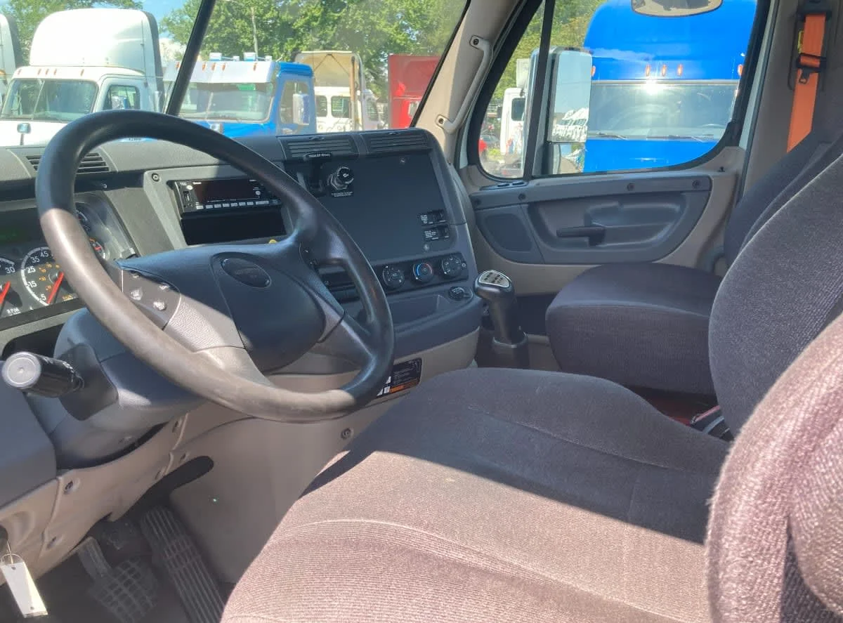 2020 Freightliner Cascadia in Springfield, MA — photo 9