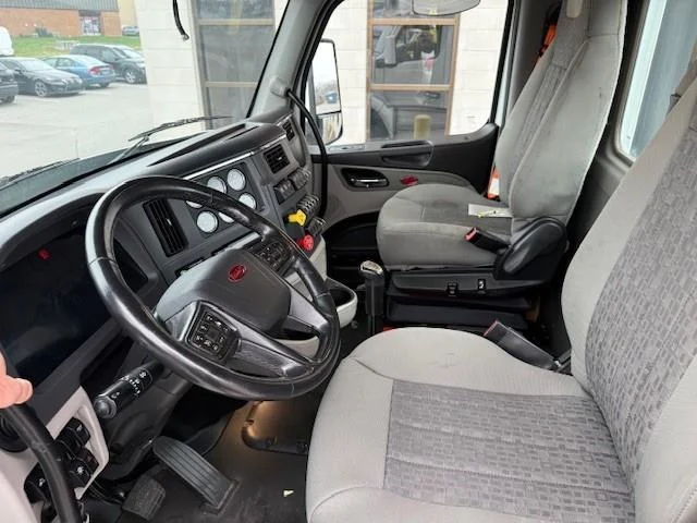 2023 Peterbilt 579 - image 10