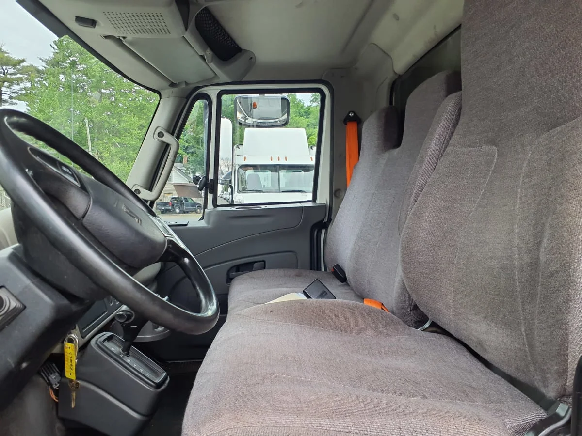 2017 International 4300 - image 11
