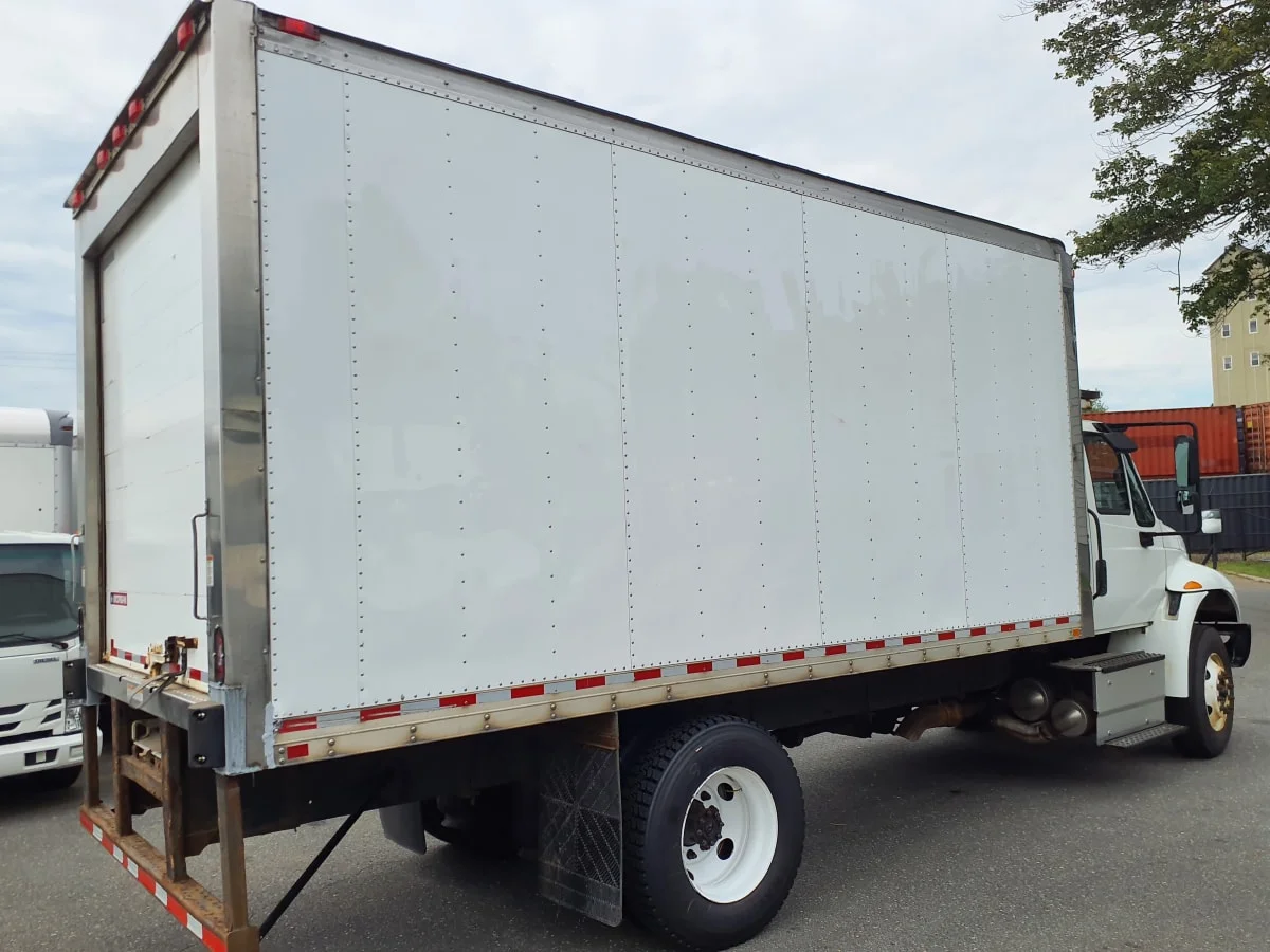 2017 International 4300 - image 4