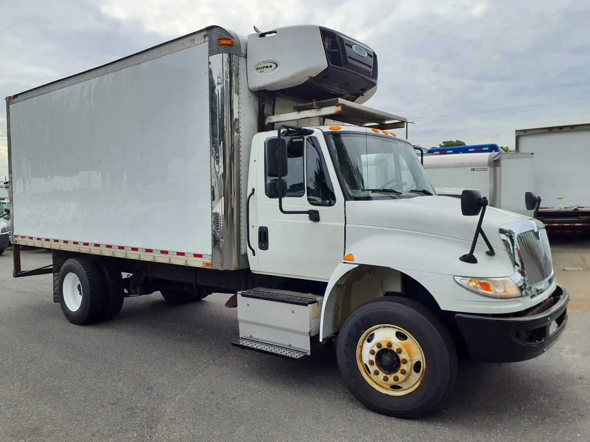 2017 International 4300 - image 3