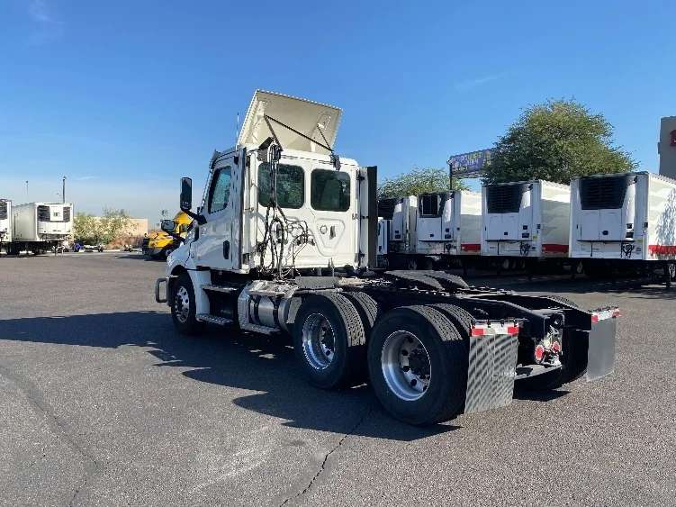 2021 Freightliner Cascadia - image 5