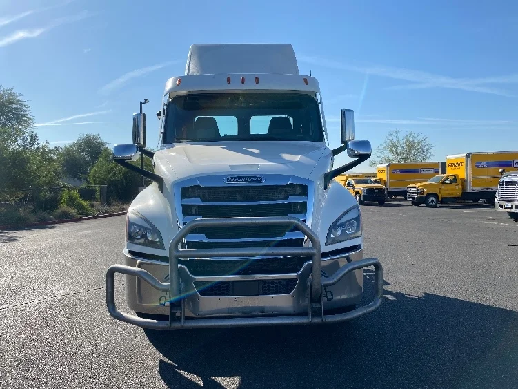 2021 Freightliner Cascadia - image 2