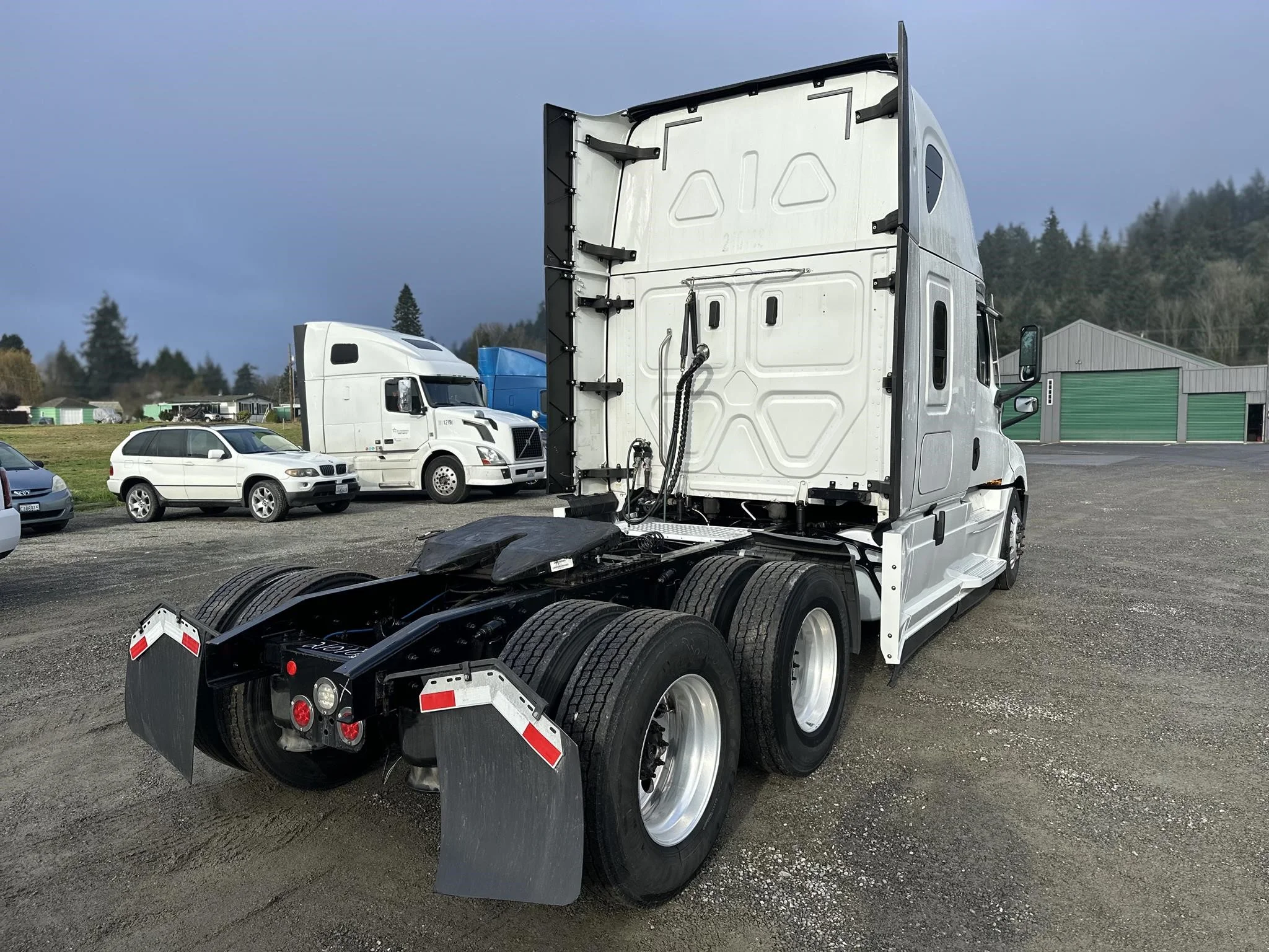 2020 Freightliner Cascadia - image 3