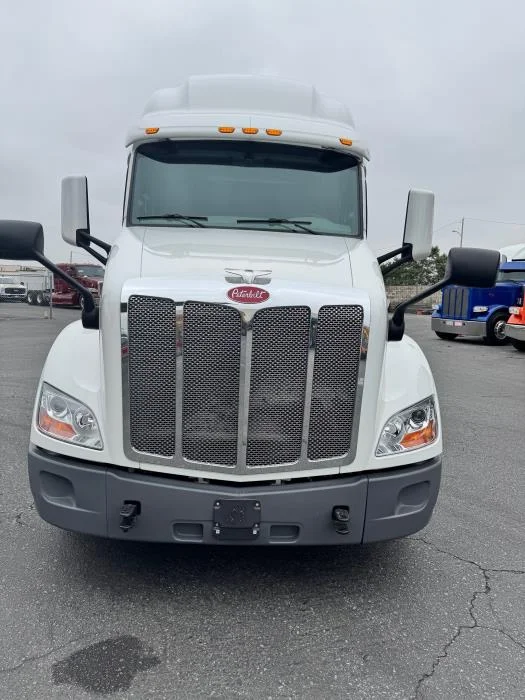 2021 Peterbilt 579 in Los Angeles, CA — photo 3