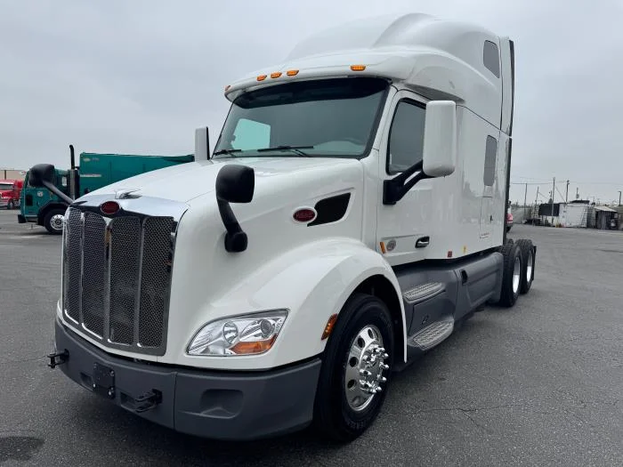 2021 Peterbilt 579 in Los Angeles, CA — photo 2