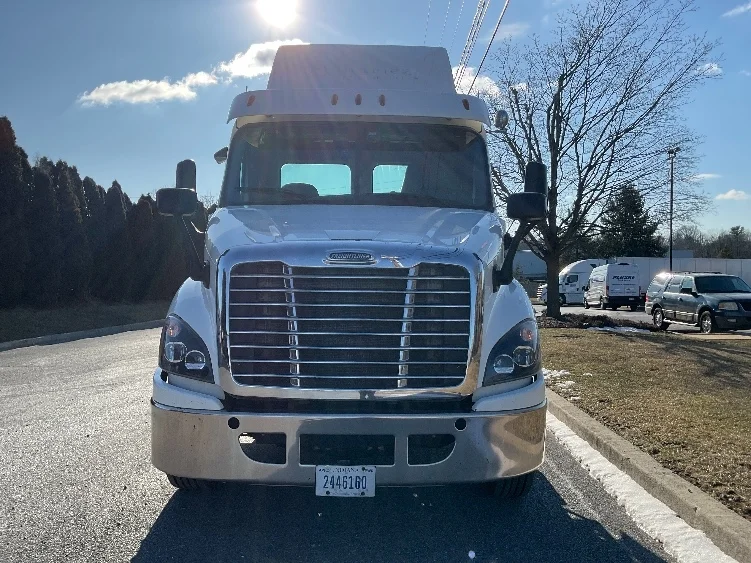 2017 Freightliner Cascadia - image 2