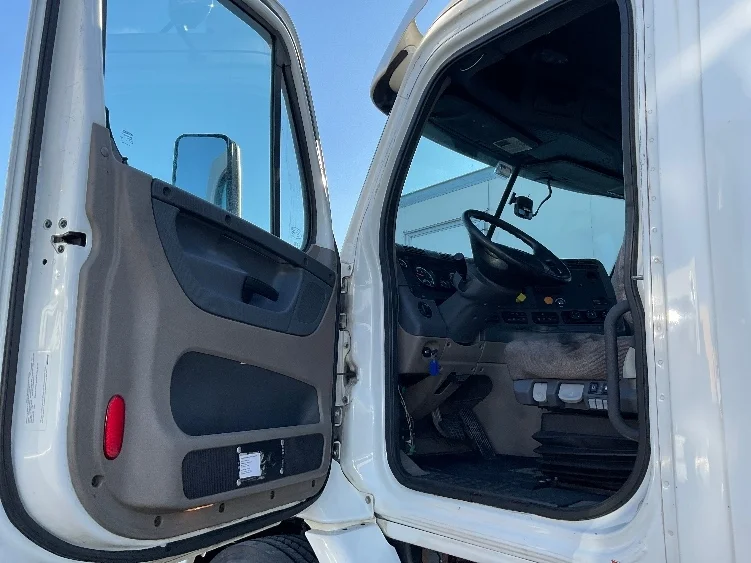 2017 Freightliner Cascadia - image 9