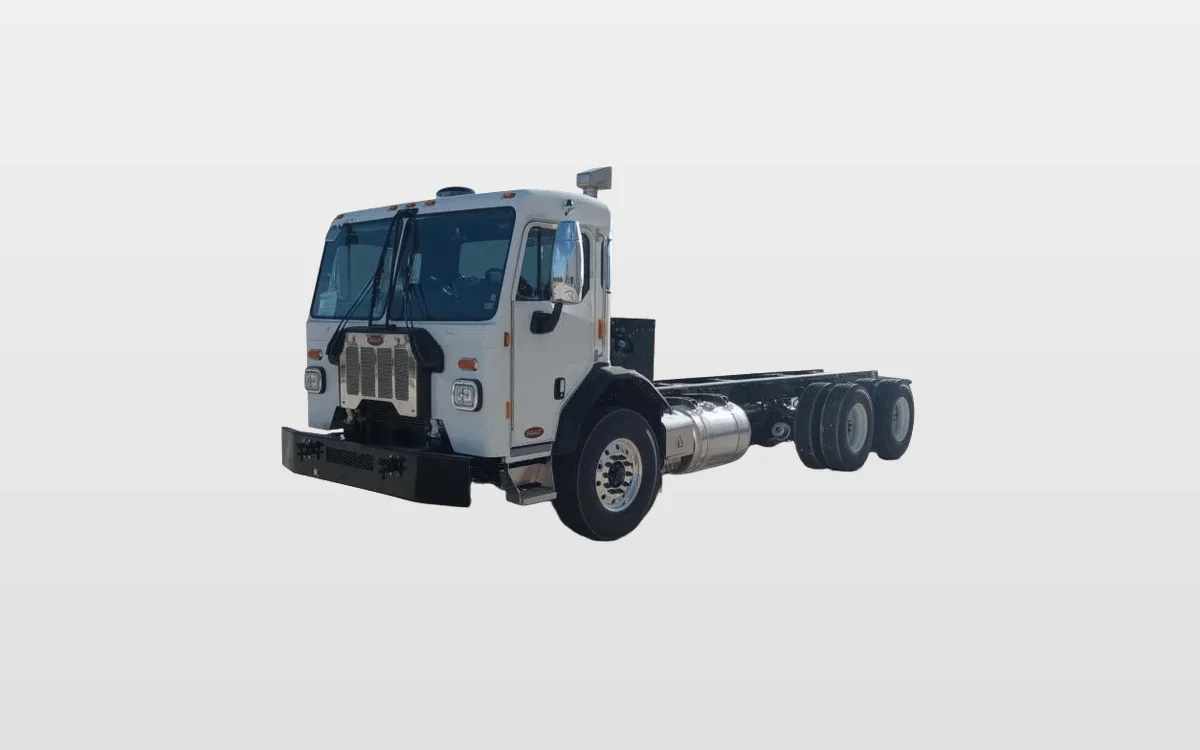 2025 Peterbilt 520 - image 1