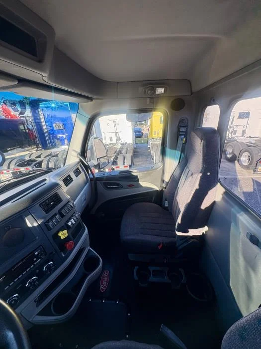 2022 Peterbilt 579 - image 11