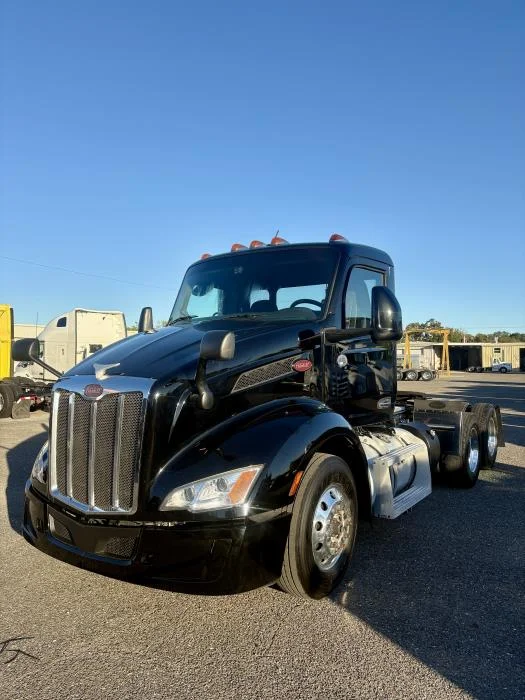 2022 Peterbilt 579 - image 2